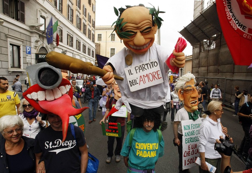 Demonstranti pozvali Berluskonija da podnese ostavku