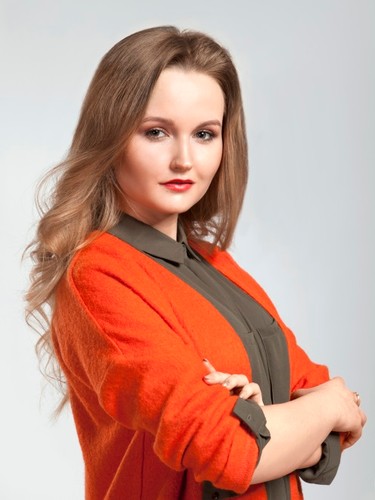 Kobieta o typie urody JESIEŃ w makijażu codziennym