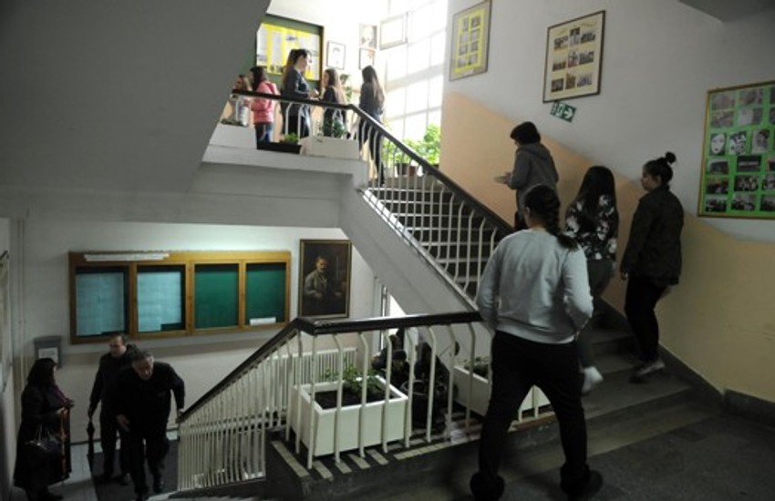 Nastavnici i đaci unutar školskog objekta