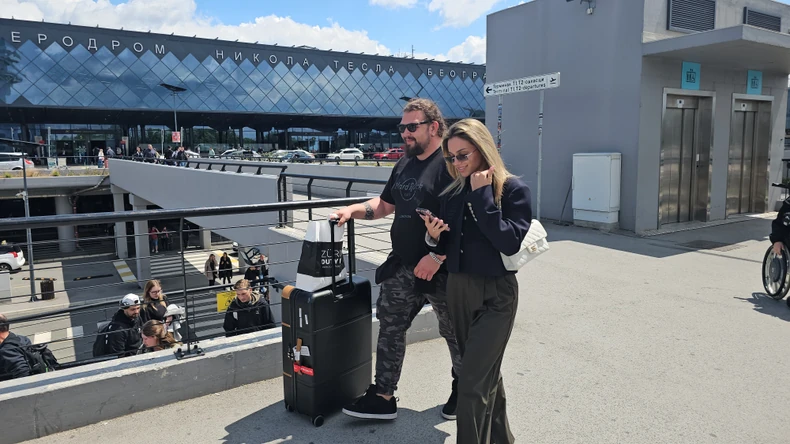 Breskvicu sačekao dečko na aerodromu