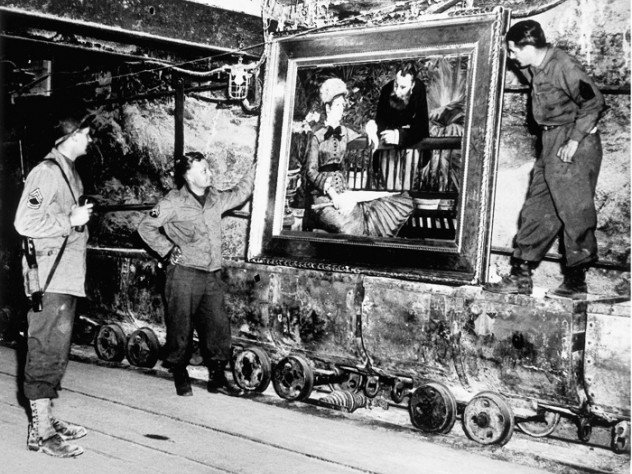 Amerykańscy żołnierze przy jednym z obrazów odnalezionych w Merkers.