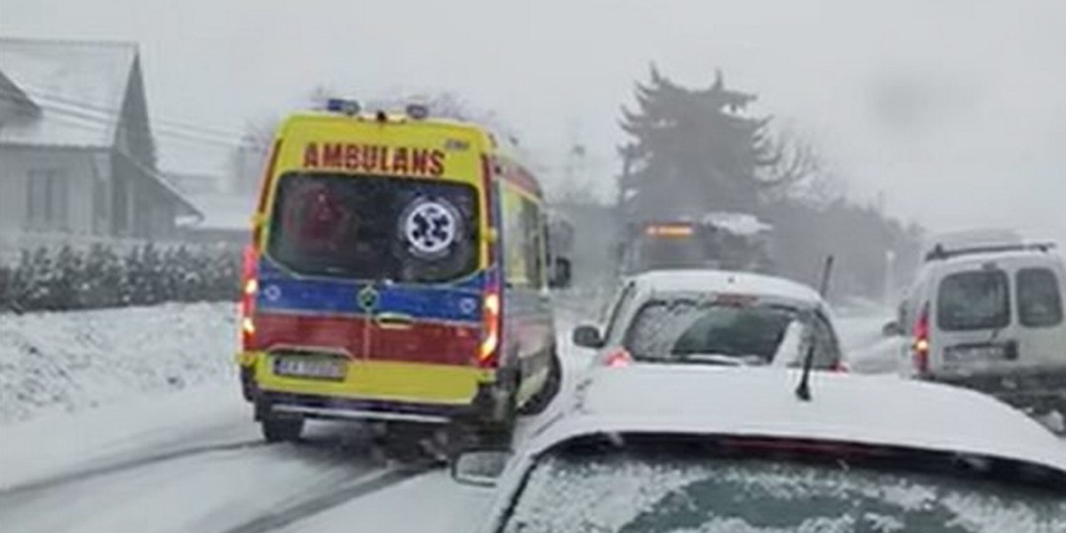 Karetka utknęła na lodzie w Pawlikowicach.