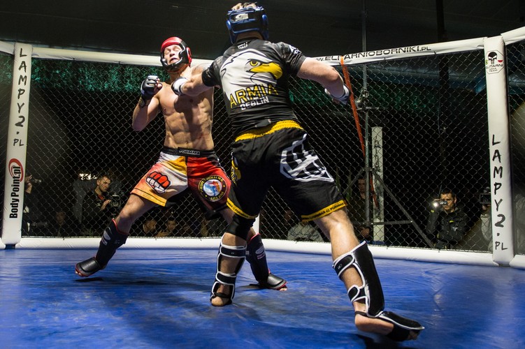 Polscy żołnierze biją się w klatce