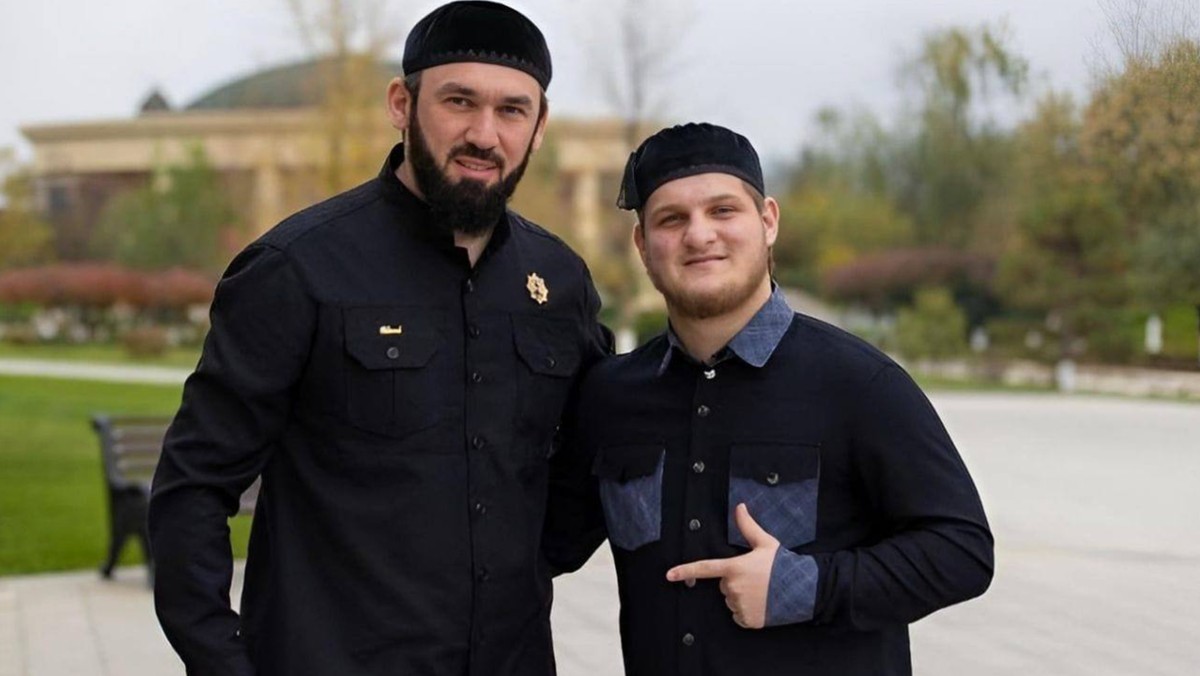 Achmat Kadyrow, najstarszy syn Ramzana Kadyrowa, z okazji nominacji do rządu republiki odebrał też najwyższe odznaczenie Czeczenii, Order Kadyrowa (nazwany tak na cześć jego dziadka), z rąk przewodniczącego parlamentu republiki.