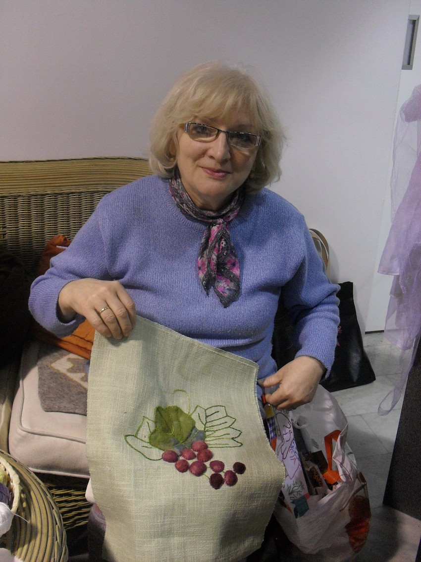 Olgica Velimirov pokazuje svoj ručni rad