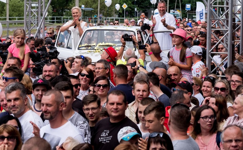 Odnowiony fiat 126p to prezent z Bielska-Białej na 61. urodziny Toma Hanksa