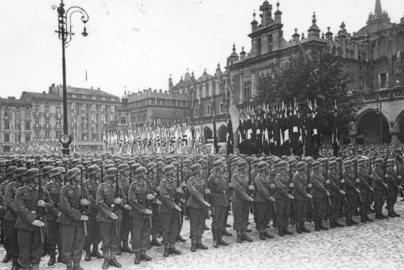 Niemieccy żołnierze na krakowskim Rynku Głównym, 1943 r.