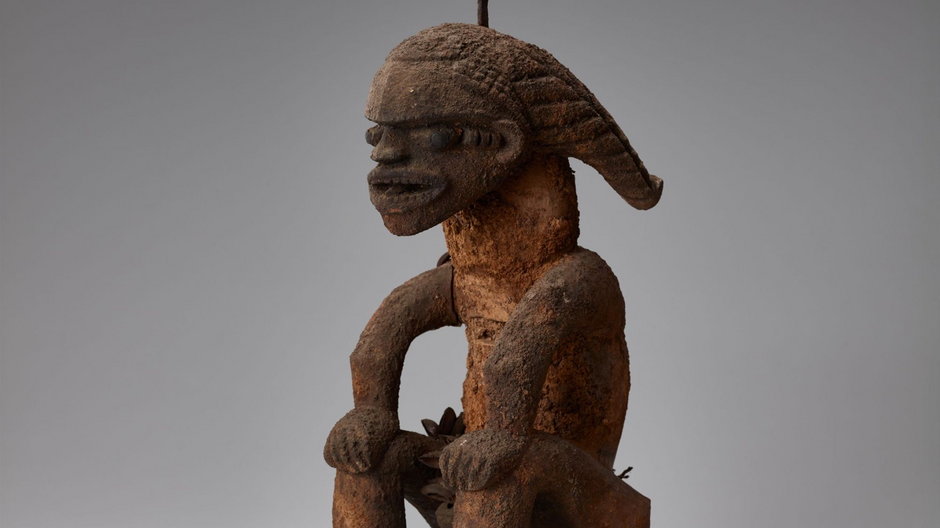 Figurka przywieziona z Kamerunu pod koniec XIX wieku przez Ernsta von Carnapa-Quernheimba. Nie wiadomo, czy została złupiona czy kupiona
