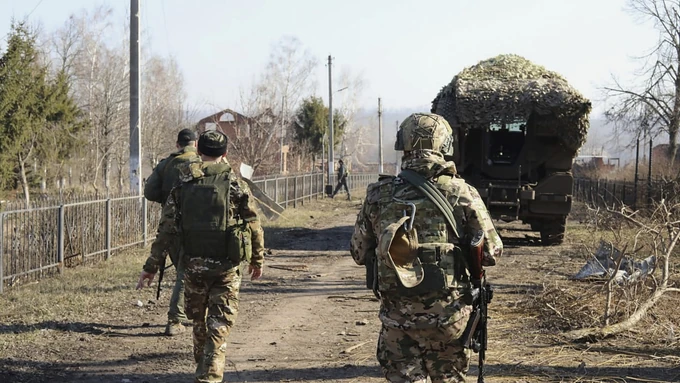 “RUSI GOMILAJU VOJSKU DUŽ GRANICE” Strah se širi Evropom, a Putin ima KECA U RUKAVU