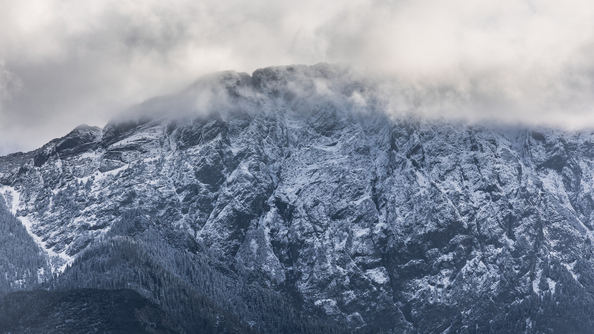 Tatry: opady śniegu. Turysta zabłądził na szlaku