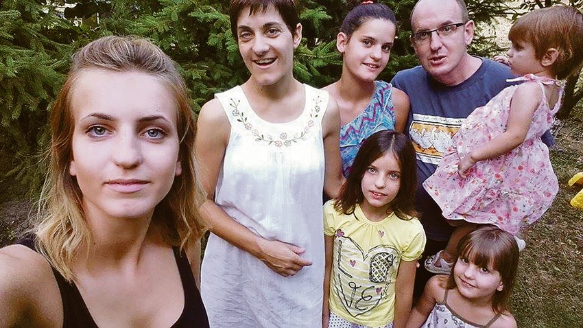 Danijela i Bojan sa svojih pet ćerki