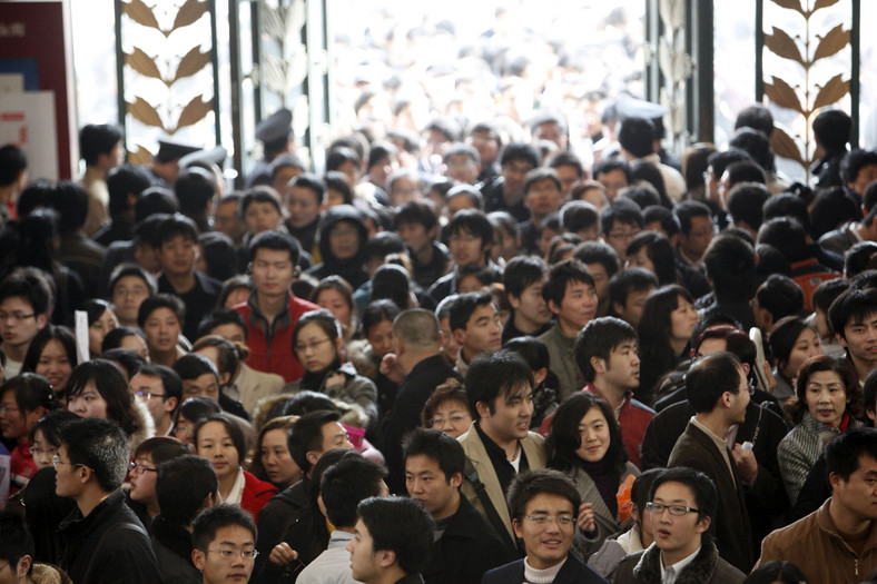 Tłum ludzi czekających na otwarcie sklepu w Chinach