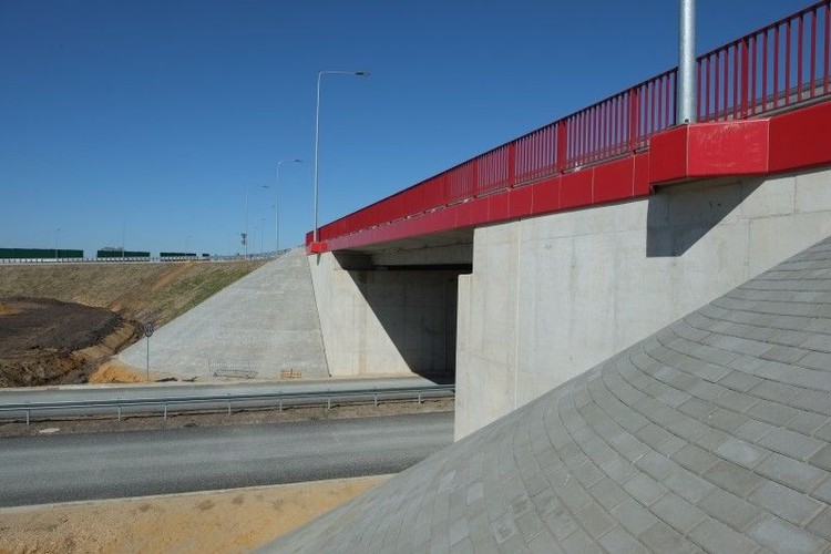 'Wkrótce rozpocznie się wprowadzanie zmian w organizacji ruchu na pozostałych odcinkach:<br>
- węzeł Tuszyn - węzeł Piotrków Trybunalski Południe, długość ok. 15,9 km (wykonawcą jest konsorcjum Budimex i Strabag),<br>
- Kamieńsk - Radomsko, ok. 16,7 km (wykonawcą jest konsorcjum Strabag i Budimex).' - czytamy w komunikacie.