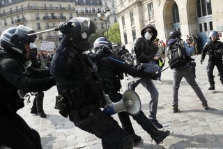 Francja: 165 osób aresztowanych podczas zamieszek w Święto Pracy