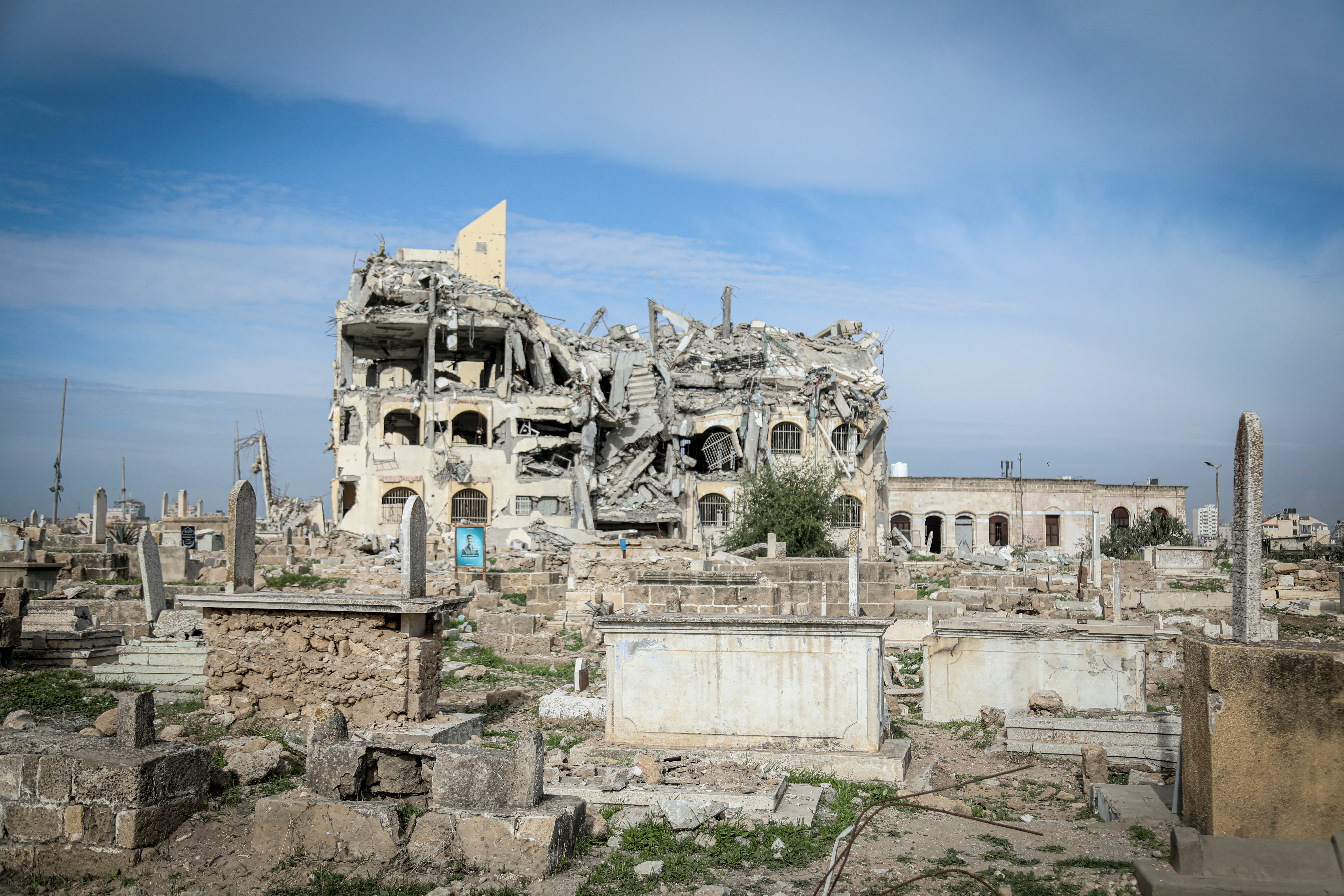 Gaza: Dos niñas mueren - El edificio bombardeado colapsa por el temporal «Byron»