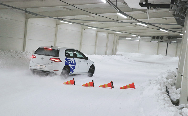 Test opon całorocznych w rozmiarze 205/55 R16: próby na śniegu