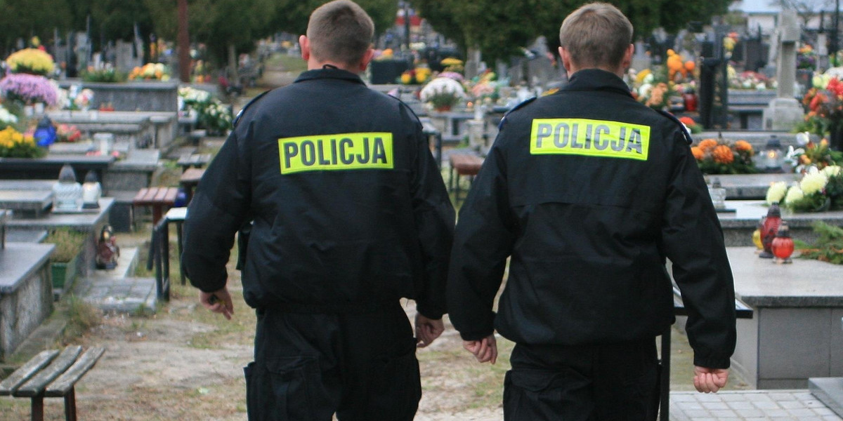 Policja ostrzega. Będą kary za wizyty na cmentarzach