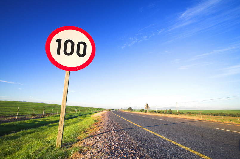 Premier Holandii Mark Rutte ogłosił w środę, że maksymalna prędkość dla pojazdów w całym kraju zostanie ograniczona do 100 km/h. To część pakietu nadzwyczajnych środków, które mają na celu zmniejszenie emisji związków azotu.