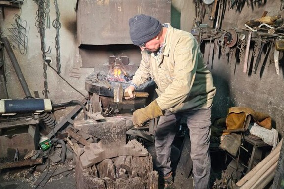 POSLEDNJI KOVAČ IZ POLIMSKE DOLINE: U njegovoj radionici još se čuje zvuk čekića o užareno gvožđe - zanat nasledio od oca, a da li će neko njega...