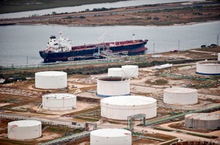 Paliwa: Rząd odkupi od koncernów tylko 30 proc. zapasów