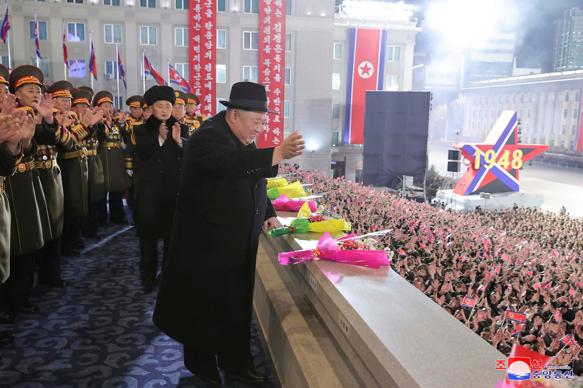 Líder KľDR na vojenskej prehliadke. 