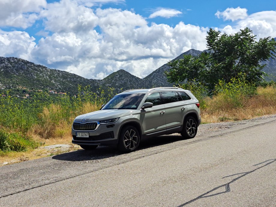 Skoda Kodiaq - na zwykłych, podmiejskich drogach, nawet w górach, 150-konny silnik nie sprawia problemów. To nie jest zbyt mala moc nawet dla samochodu tej wielkości.