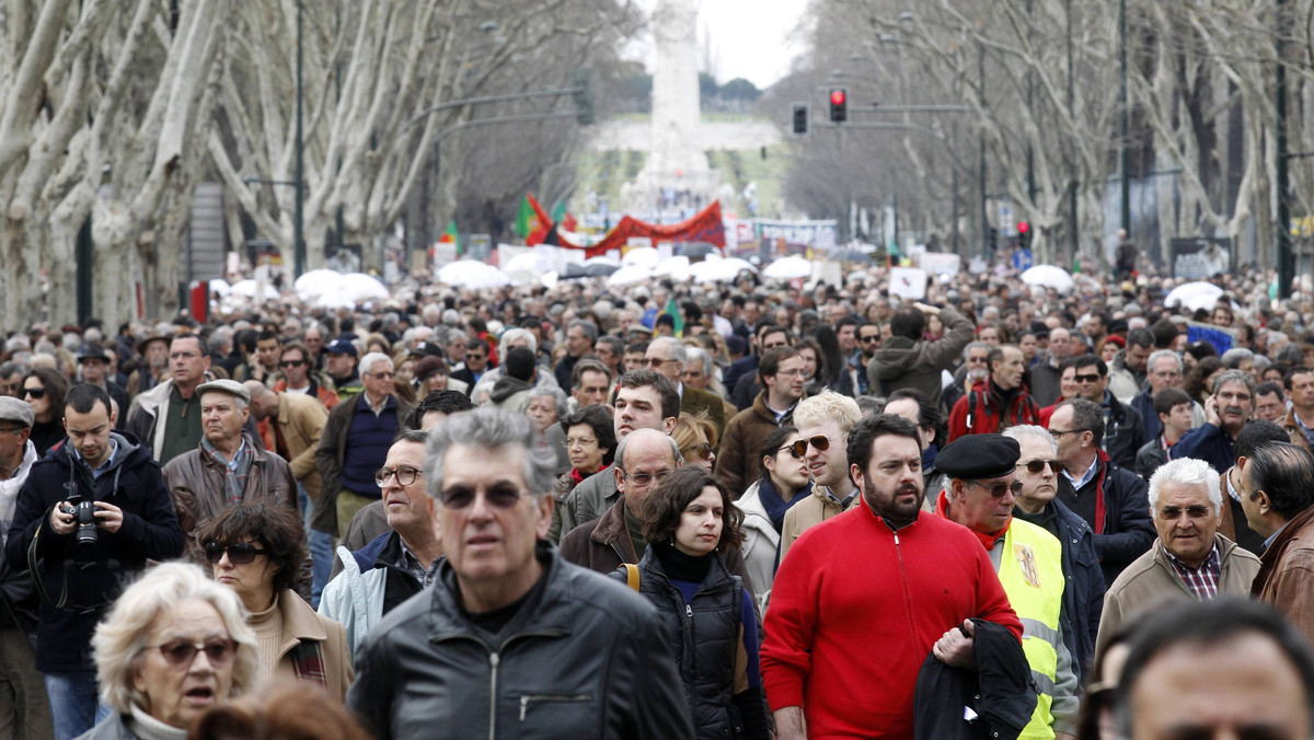Kilkaset tysięcy Portugalczyków demonstruje przeciwko cięciom i oszczędnościowej polityce rządu. Tylko w Lizbonie na ulice wyszło kilkadziesiąt tysięcy osób. Manifestacje odbywają się także w innych miastach.