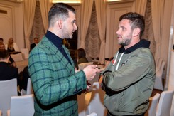 Antek Królikowski przybija piątkę z Bartłomiejem Misiewiczem. Nowa przyjaźń na salonach? [WIDEO]