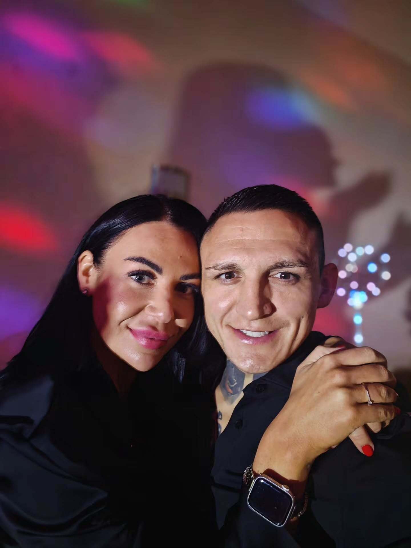 Známy MMA zápasník Gábor Boráros a jeho partnerka Dora. 