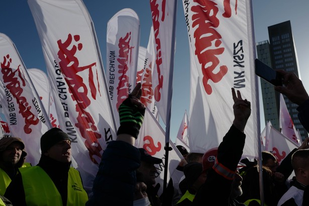 Luksemburg, Luksemburg, 22.10.2021. Uczestnicy manifestacji związkowców przed siedzibą Trybunału Sprawiedliwości Unii Europejskiej w Luksemburgu, 22 bm. Protest dot. sytuacji kopalni i elektrowni Turów. (amb) PAP/Mateusz Marek