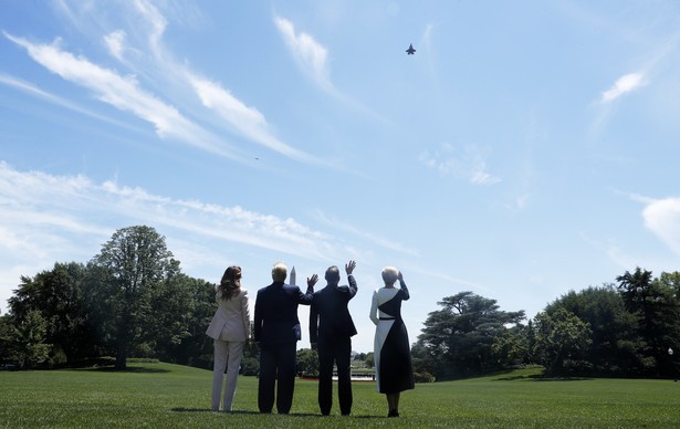 Prezydenci Donald Trump i Andrzej Duda wraz z małżonkami obserwują przelot myśliwców F-35 po podpisaniu deklaracji o współpracy militarnej