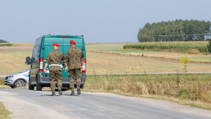 MSWiA: setki funkcjonariuszy ruszyły na poszukiwanie dronów nad Polską
