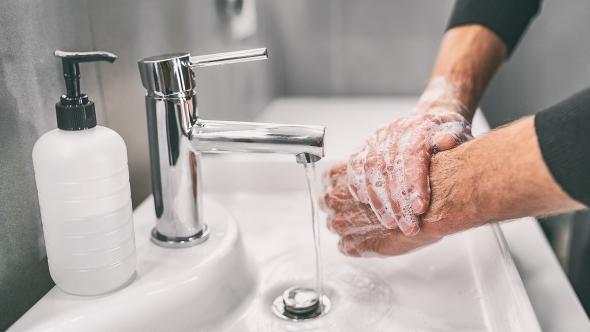 Pięć błędów, które popełniasz podczas mycia rąk. Narażają cię na groźne choroby