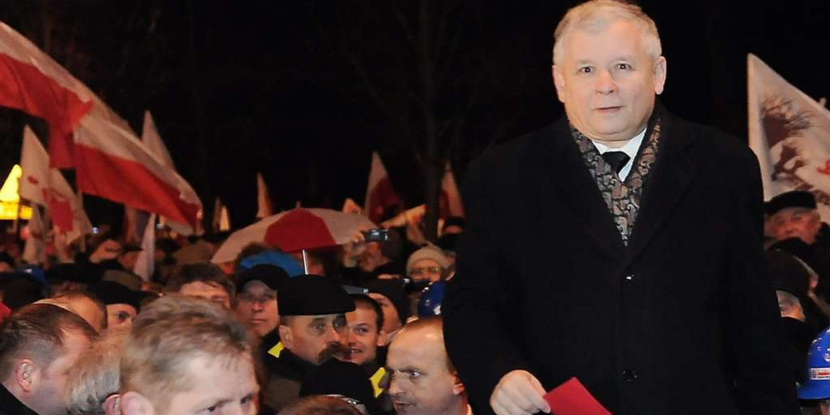 Manifestacja PiS. To tłumy, czy garstka? Była czerwień dla...