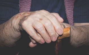 Liczba samotnych starszych osób w Hiszpanii wzrosła w 2020 r. o 6 proc.