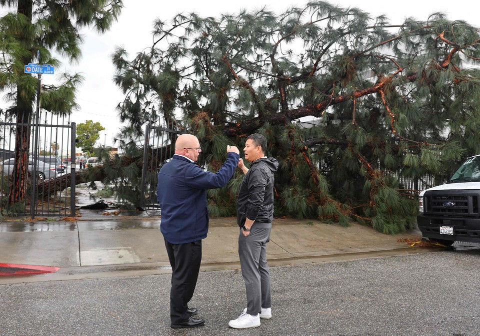 Skutki tornada na przedmieściach Los Angeles