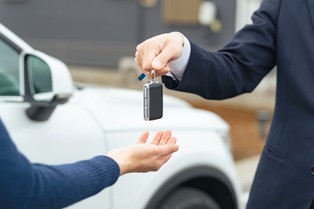 Jaka będzie wartość nowego samochodu po pięciu latach? Tesla traci najwięcej [RANKING]