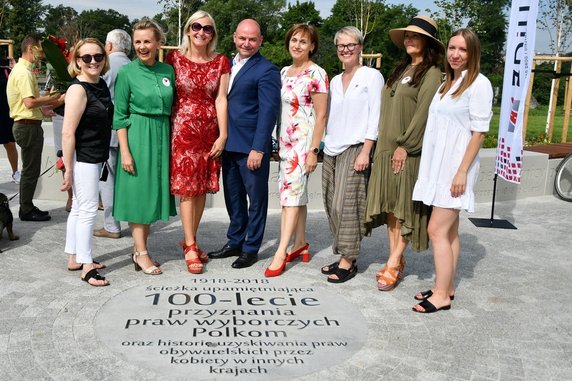 Bulwar Słoneczny we Wrocławiu. Upamiętnia nadanie praw wyborczych kobietom!