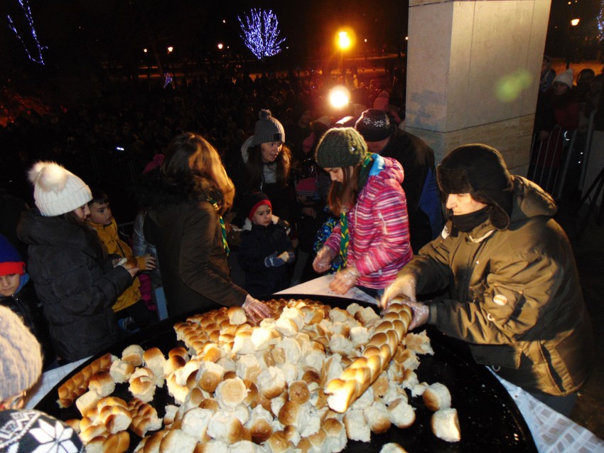 Deca prva u redu za komad česnice 