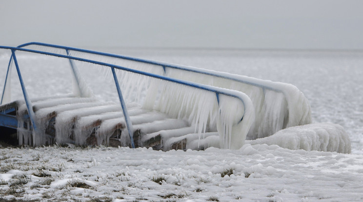 Jeges a Balaton, de sportolni még nem lehet rajta / Fotó: MTI Varga György