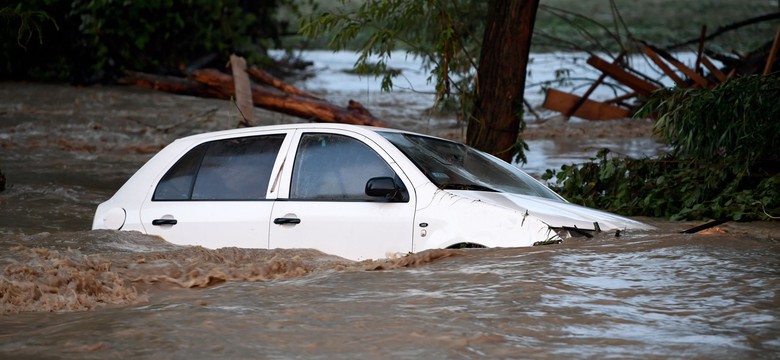 Samochody po powodzi, uwaga na nową plagę. "Ludzie chcą jak najszybciej pozbyć się tych aut"