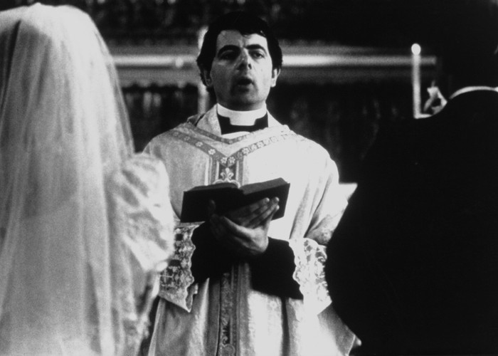Rowan Atkinson w filmie 'Cztery wesela i pogrzeb'