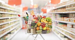 Po bułki do osiedlowego, większe zakupy w dyskoncie. Gdzie kupują Polacy? [RAPORT]