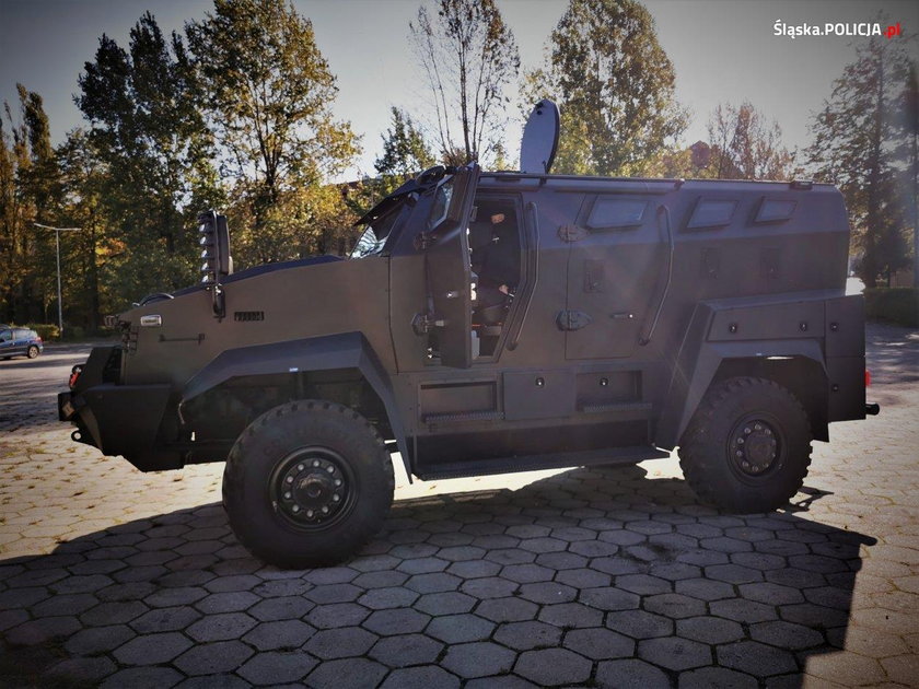 Szczecińscy policjanci chwalą się wozem pancernym TUR VI/LTO