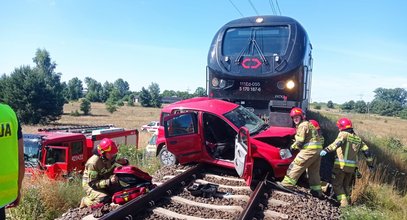 Groźny wypadek koło Kutna. Samochód wjechał pod pociąg towarowy. Jedna osoba ranna