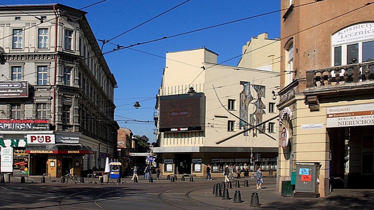 Teatr Bagatela to popularna krakowska scena, której patronem jest wybitny polski tłumacz i pisarz – Tadeusz Boy-Żeleński. Teatr mieści się przy ul. Karmelickiej 6, na rogu z ul. Krupniczą 1. Powstał w 1919 roku, a jego pomysłodawcą i pierwszym dyrektorem był wydawca i redaktor dziennika „Ilustrowany Kurier Codzienny” - Marian Dąbrowski. Pierwszą premierą Teatru Bagatela była napisana w 1912 roku komedia Gabrieli Zapolskiej „Kobieta bez skazy”. 