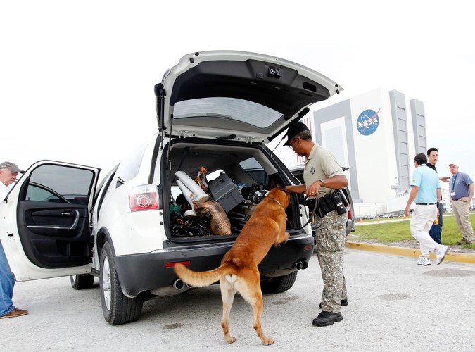 Ochrona centrum lotów kosmicznych na przylądku Canaveral, na Florydzie przeszukuje samochód dziennikarzy