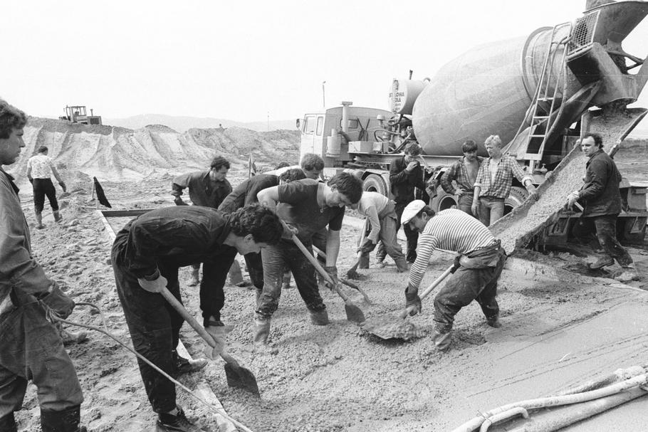 budowa betoniarnia robotnicy łopaty studenci ZSRR