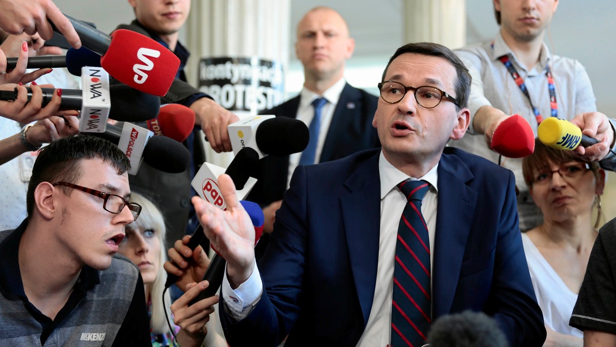 Mateusz Morawiecki przybył dziś do Sejmu na spotkanie z protestującymi od środy rodzicami osób niepełnosprawnych. Morawiecki zapowiedział specjalne wsparcie dla niepełnosprawnych oraz wpisanie pomocy dla osób niepełnosprawnych do Konstytucji. Protestujący rodzice nie przyjęli propozycji premiera pozytywnie. Dyskusja Mateusza Morawieckiego i Elżbiety Rafalskiej z protestującymi przebiegała w burzliwy sposób.