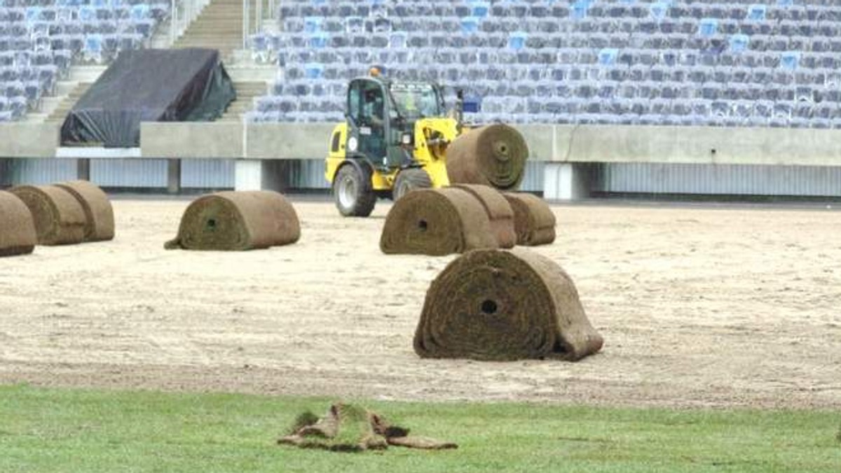 Trawa z rolki pojawiła się już na płycie stadionu przy ul. Krochmalnej w Lublinie. Na miejscu rozwija ją specjalna maszyna. Cały obiekt ma być gotowy na koniec wakacji.